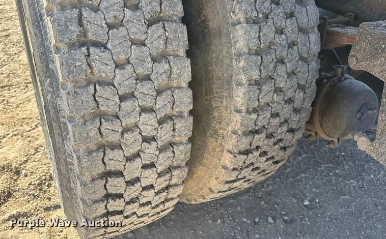 image for item ET4068 1990 International 8300 semi truck