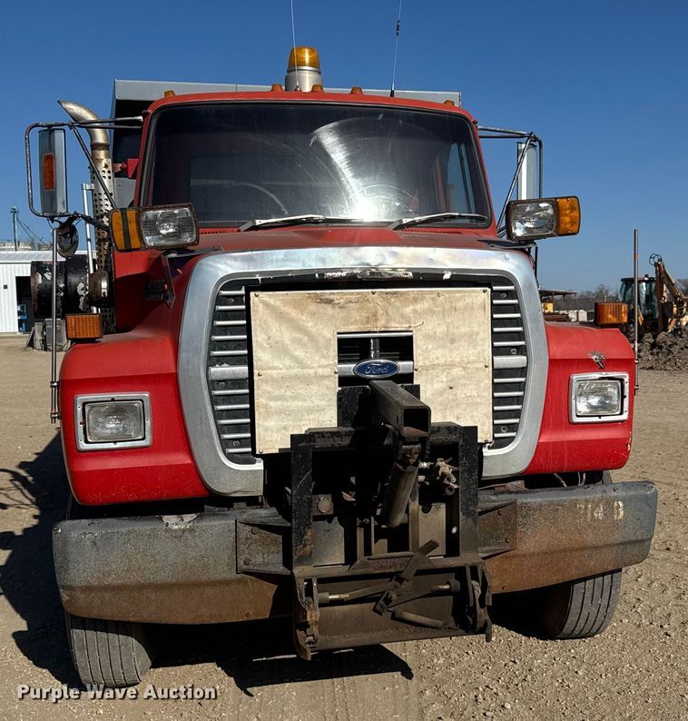image for item ET4069 1989 Ford L8000 dump truck