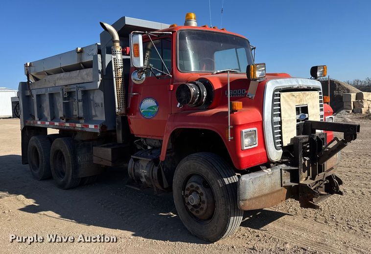 image for item ET4069 1989 Ford L8000 dump truck