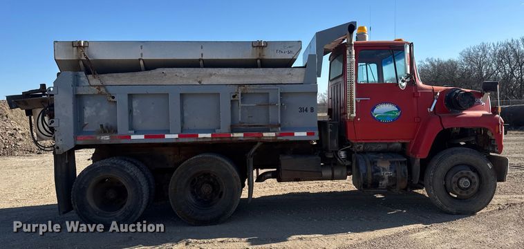 image for item ET4069 1989 Ford L8000 dump truck