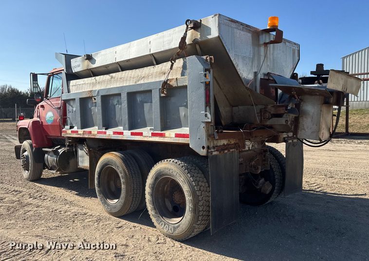 image for item ET4069 1989 Ford L8000 dump truck