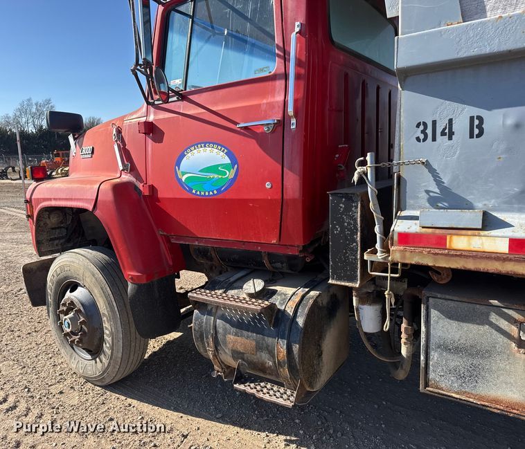 image for item ET4069 1989 Ford L8000 dump truck