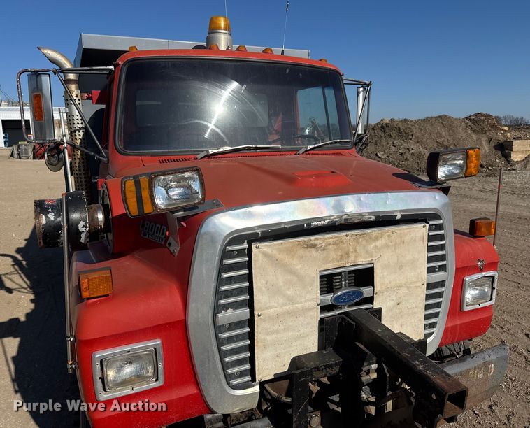 image for item ET4069 1989 Ford L8000 dump truck