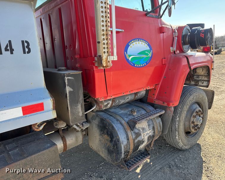 image for item ET4069 1989 Ford L8000 dump truck