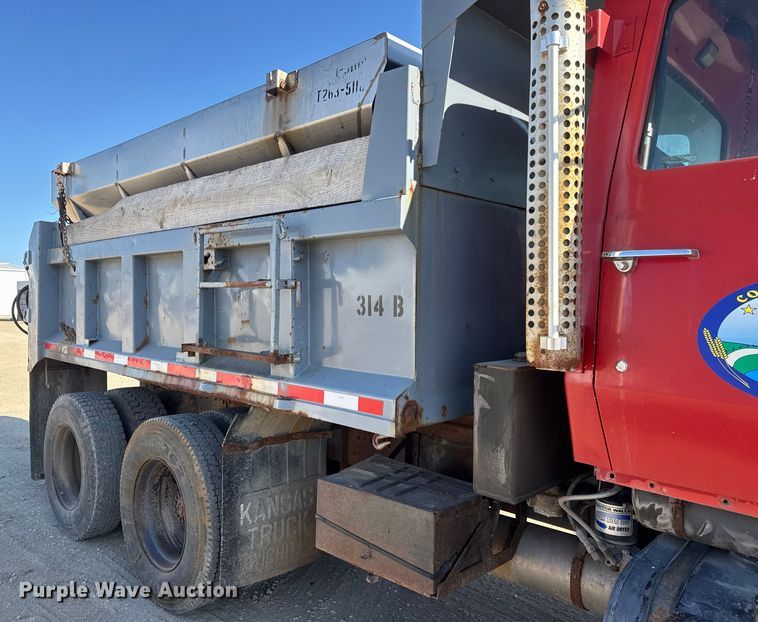 image for item ET4069 1989 Ford L8000 dump truck