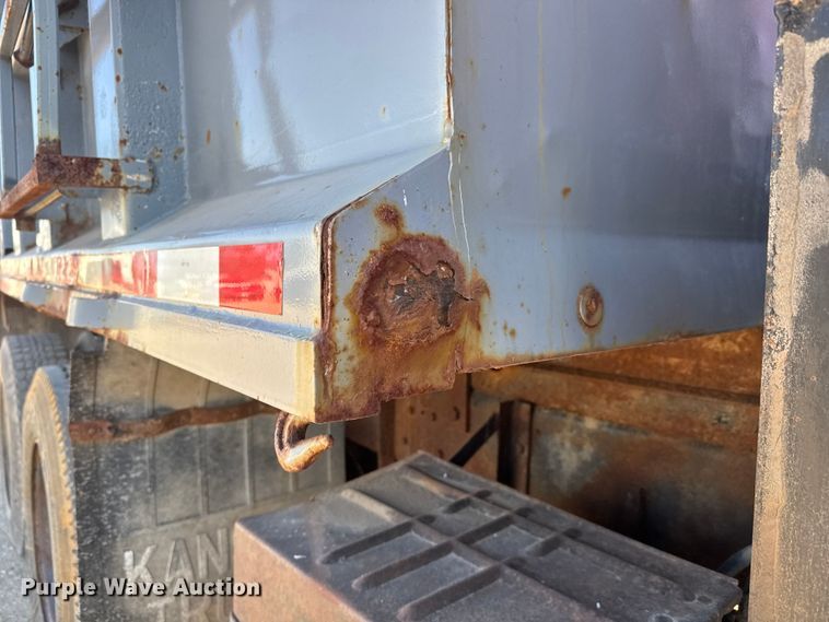 image for item ET4069 1989 Ford L8000 dump truck