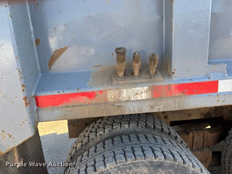 image for item ET4069 1989 Ford L8000 dump truck