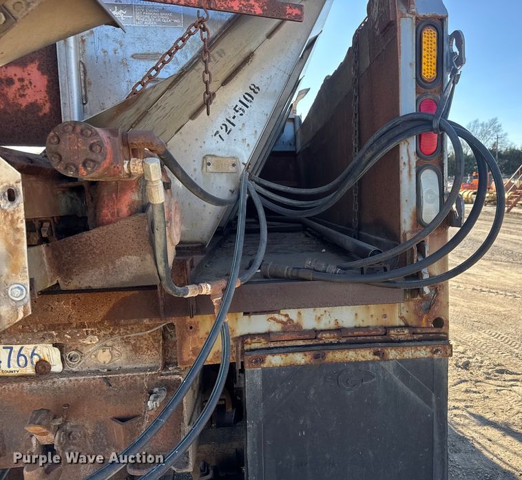 image for item ET4069 1989 Ford L8000 dump truck