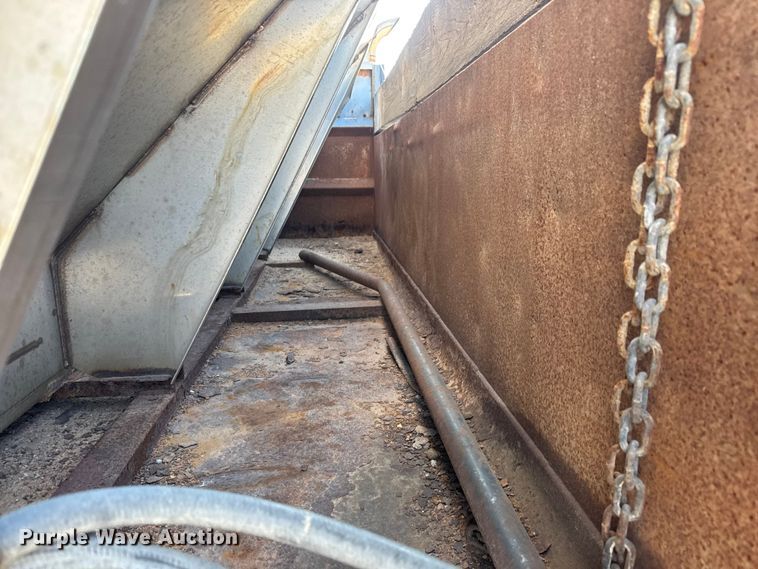 image for item ET4069 1989 Ford L8000 dump truck