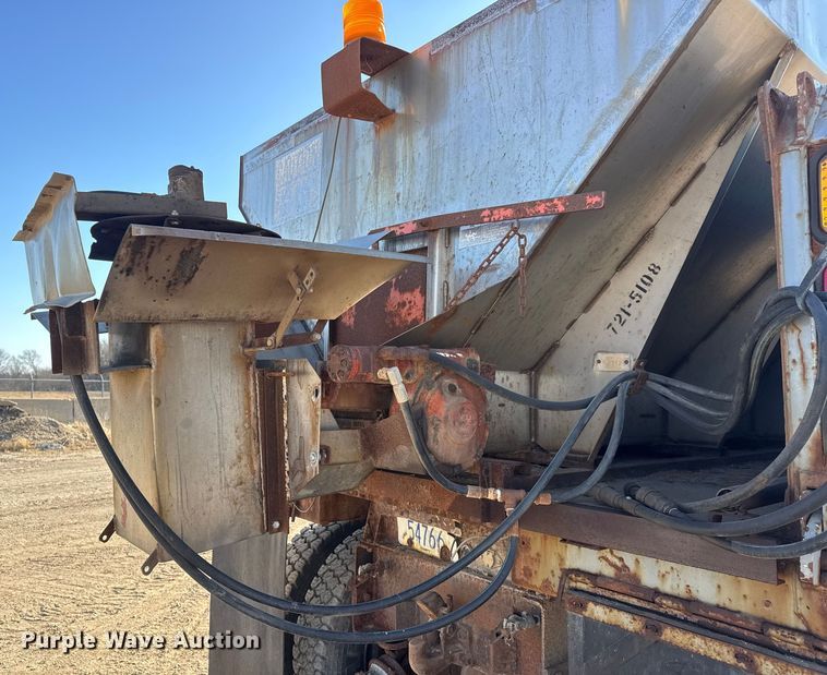 image for item ET4069 1989 Ford L8000 dump truck