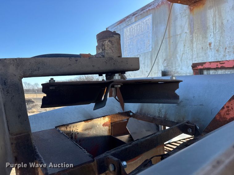 image for item ET4069 1989 Ford L8000 dump truck