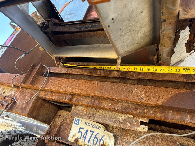 image for item ET4069 1989 Ford L8000 dump truck