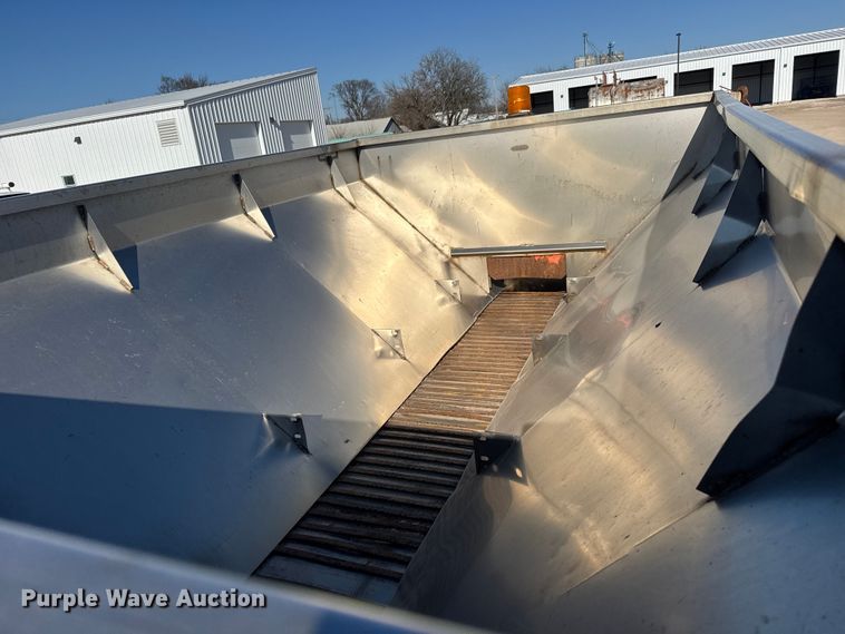 image for item ET4069 1989 Ford L8000 dump truck