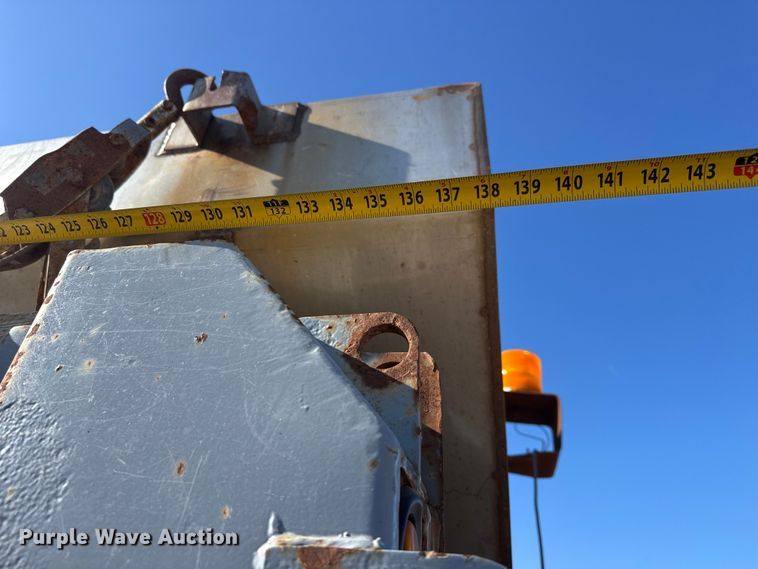 image for item ET4069 1989 Ford L8000 dump truck