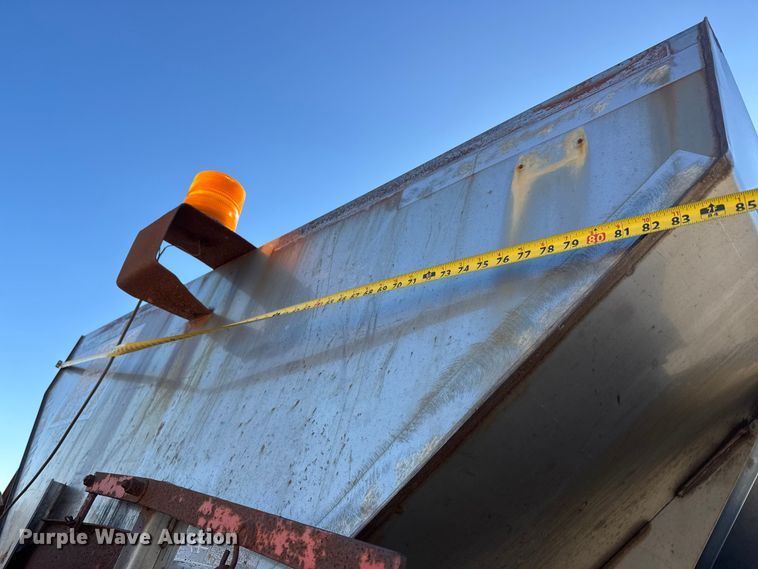 image for item ET4069 1989 Ford L8000 dump truck