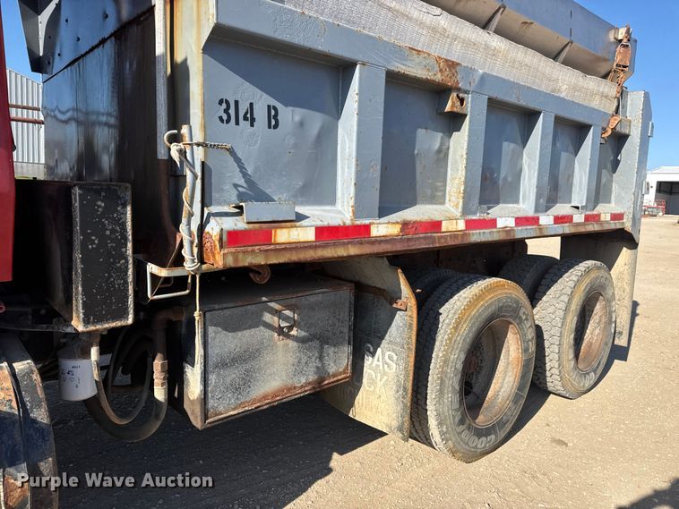 image for item ET4069 1989 Ford L8000 dump truck