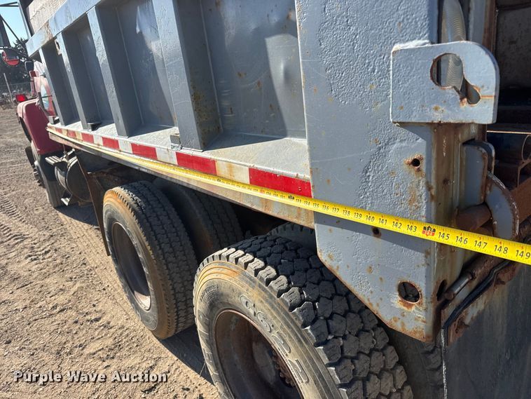 image for item ET4069 1989 Ford L8000 dump truck