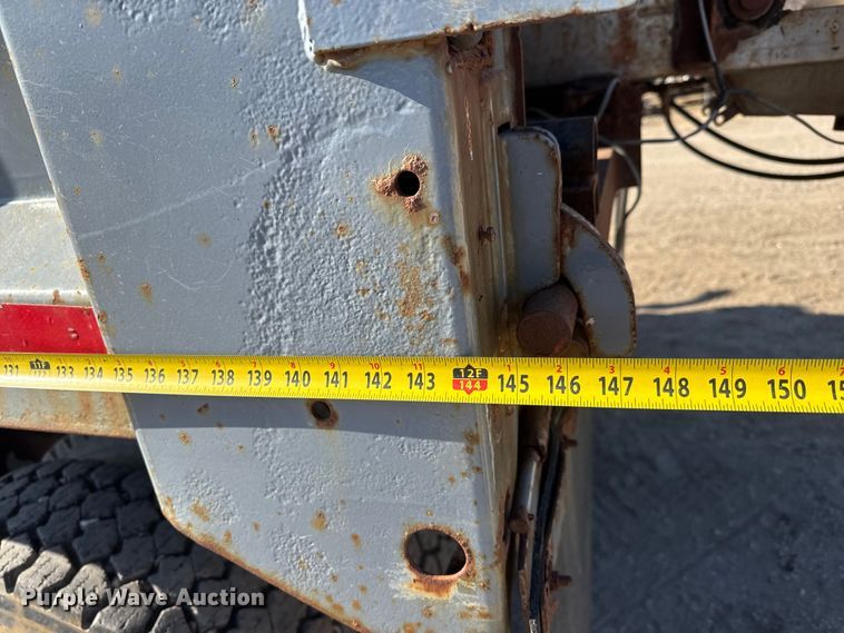 image for item ET4069 1989 Ford L8000 dump truck