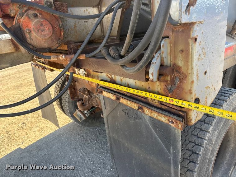 image for item ET4069 1989 Ford L8000 dump truck