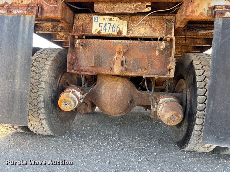 image for item ET4069 1989 Ford L8000 dump truck