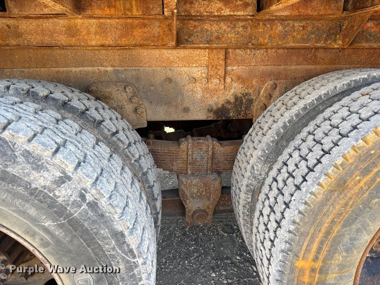 image for item ET4069 1989 Ford L8000 dump truck