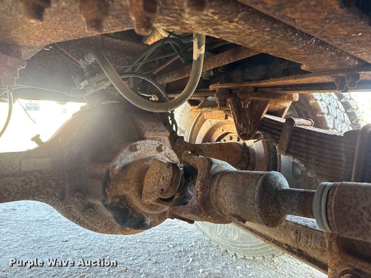 image for item ET4069 1989 Ford L8000 dump truck