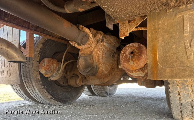 image for item ET4069 1989 Ford L8000 dump truck