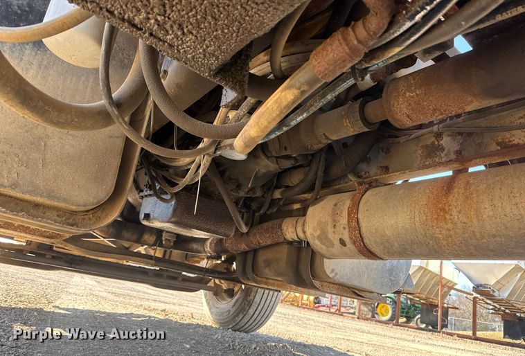 image for item ET4069 1989 Ford L8000 dump truck