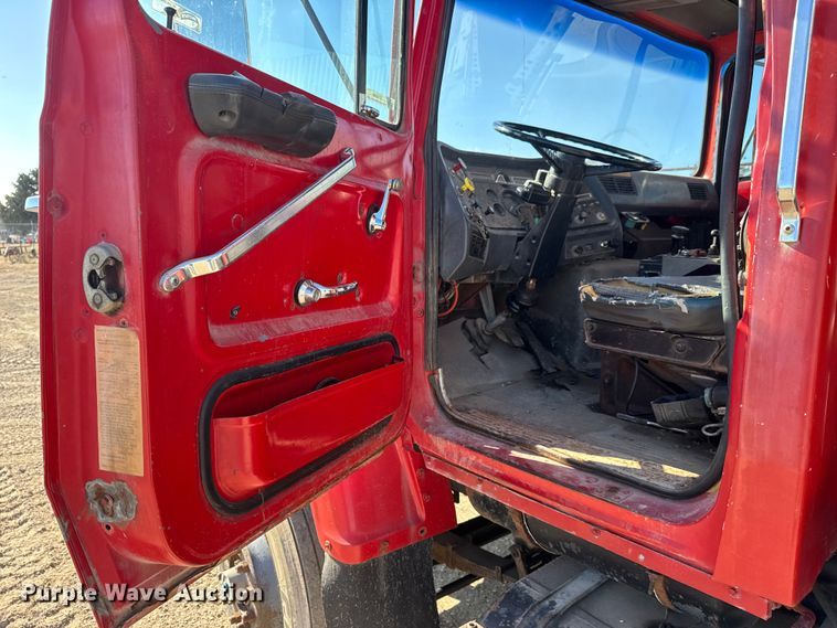 image for item ET4069 1989 Ford L8000 dump truck