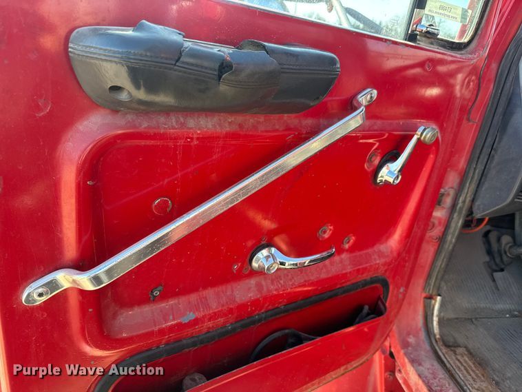 image for item ET4069 1989 Ford L8000 dump truck