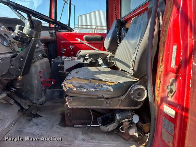 image for item ET4069 1989 Ford L8000 dump truck