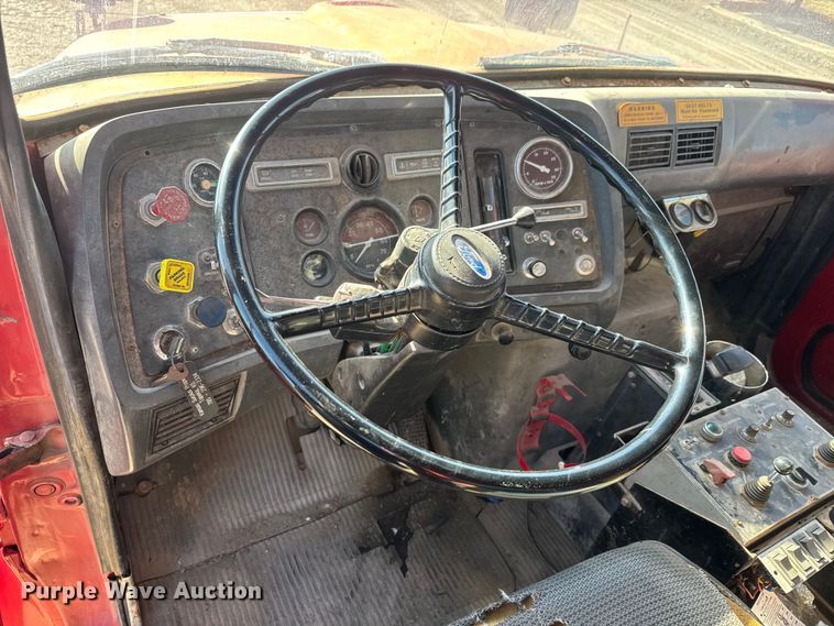 image for item ET4069 1989 Ford L8000 dump truck