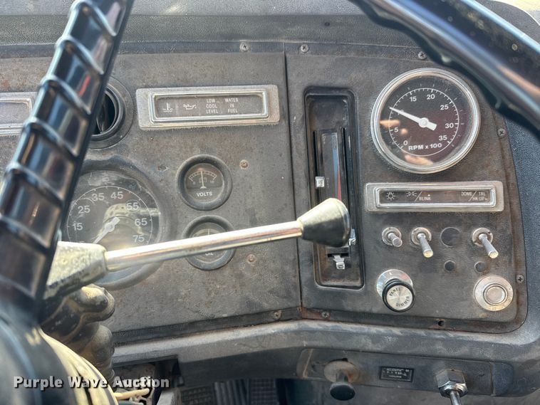 image for item ET4069 1989 Ford L8000 dump truck