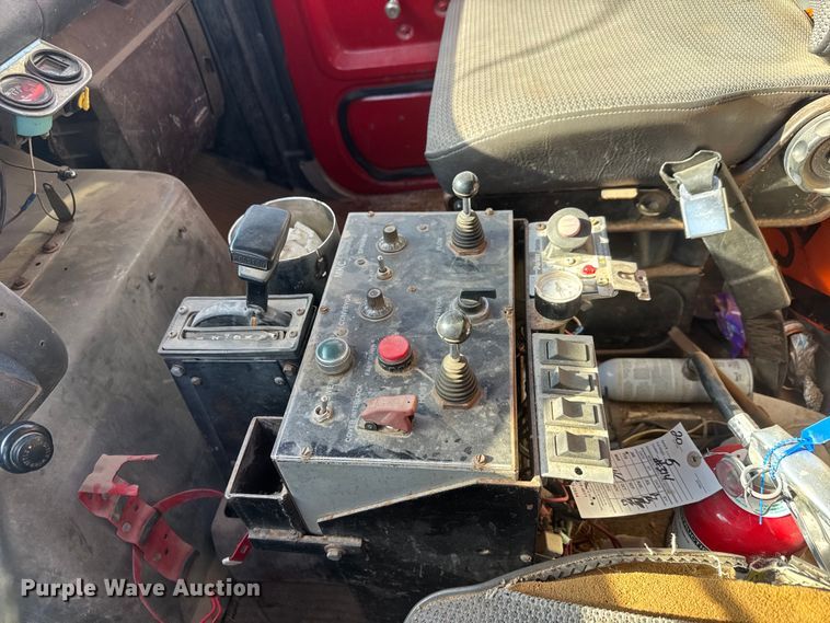 image for item ET4069 1989 Ford L8000 dump truck