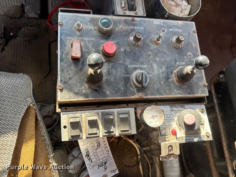 image for item ET4069 1989 Ford L8000 dump truck