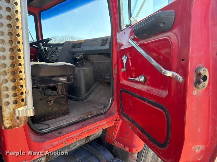 image for item ET4069 1989 Ford L8000 dump truck