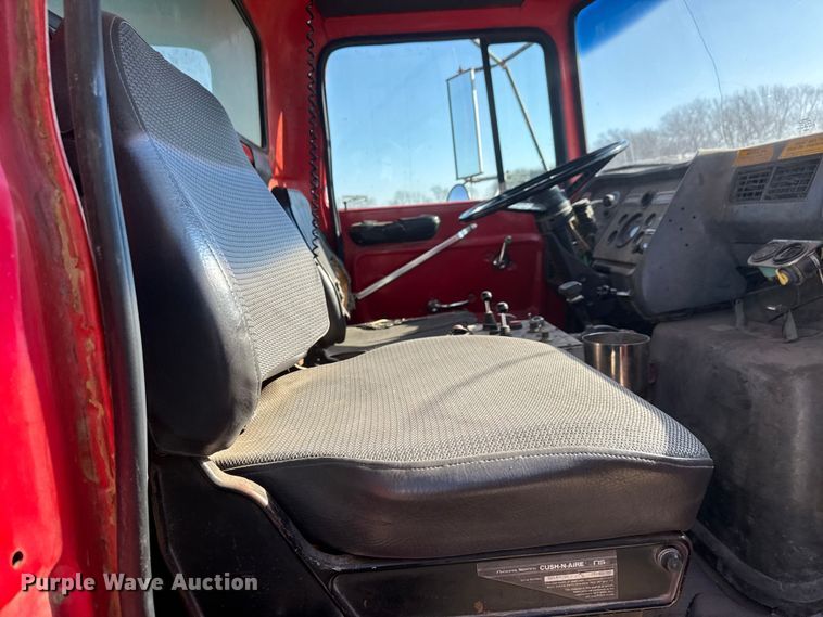 image for item ET4069 1989 Ford L8000 dump truck