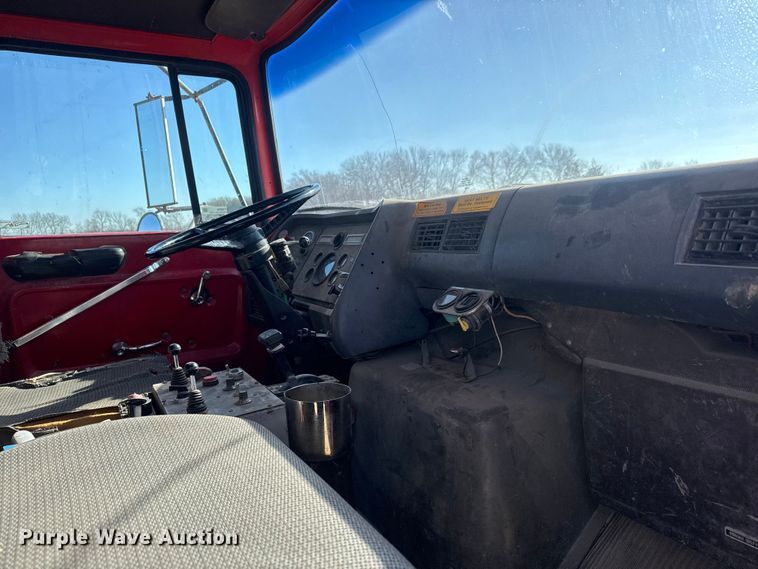 image for item ET4069 1989 Ford L8000 dump truck