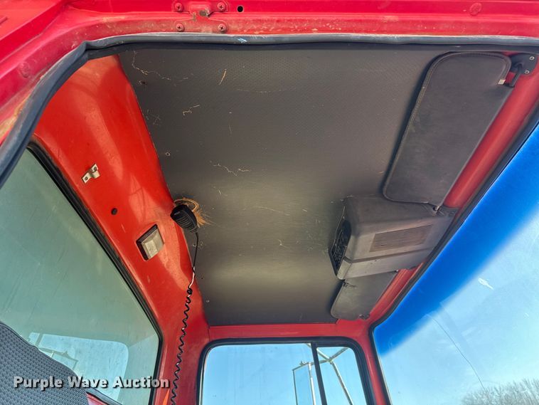 image for item ET4069 1989 Ford L8000 dump truck