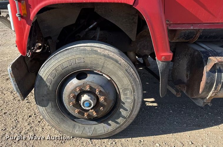 image for item ET4069 1989 Ford L8000 dump truck