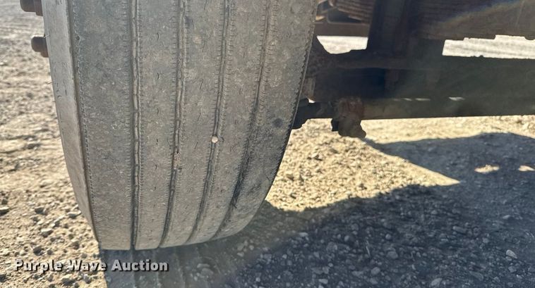 image for item ET4069 1989 Ford L8000 dump truck