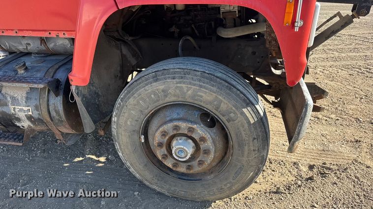 image for item ET4069 1989 Ford L8000 dump truck