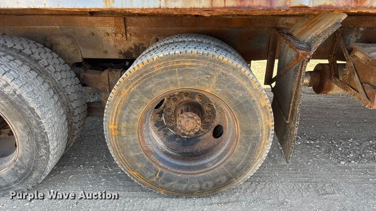image for item ET4069 1989 Ford L8000 dump truck