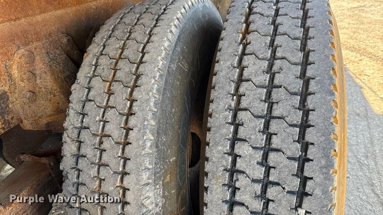 image for item ET4069 1989 Ford L8000 dump truck