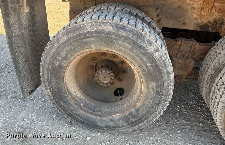 image for item ET4069 1989 Ford L8000 dump truck