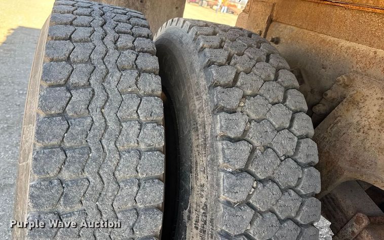 image for item ET4069 1989 Ford L8000 dump truck