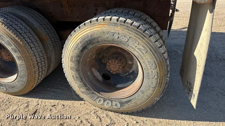 image for item ET4069 1989 Ford L8000 dump truck