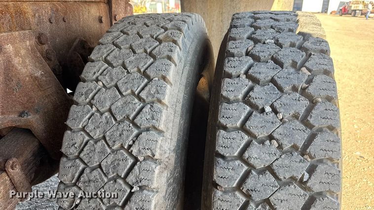 image for item ET4069 1989 Ford L8000 dump truck