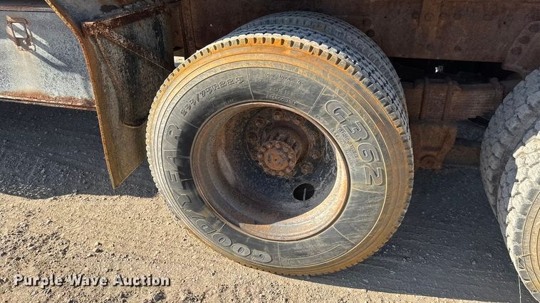 image for item ET4069 1989 Ford L8000 dump truck