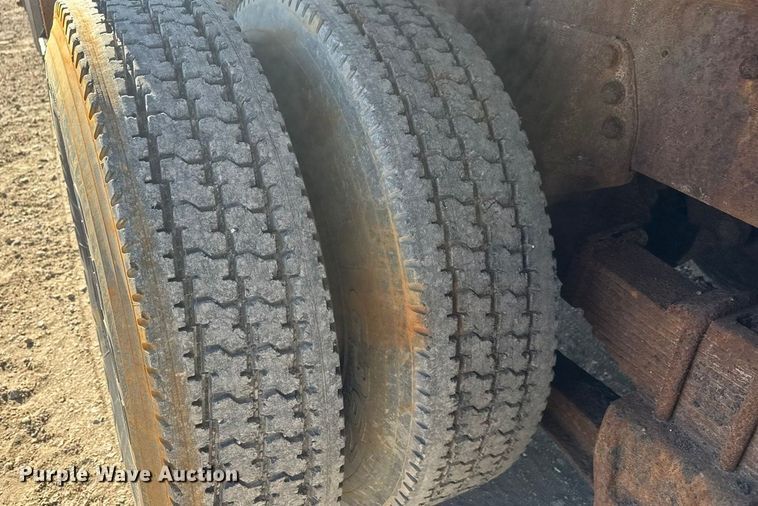 image for item ET4069 1989 Ford L8000 dump truck